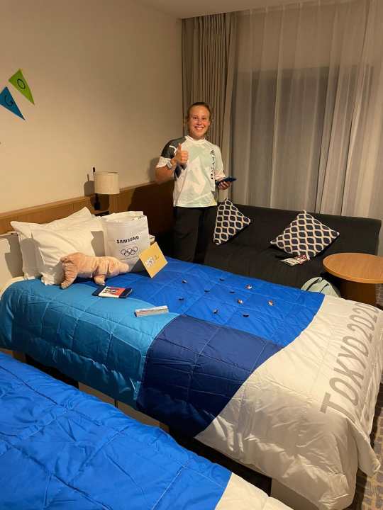   Alica Stuhlemmer, navigatrice d'avant en Nacra-17, dans sa chambre au village olympique, qu'elle partage avec Svenja Weger, navigatrice en Laser-Radial. Les navigatrices ont également reçu un cochon porte-bonheur de la part de la German Sailing Team.