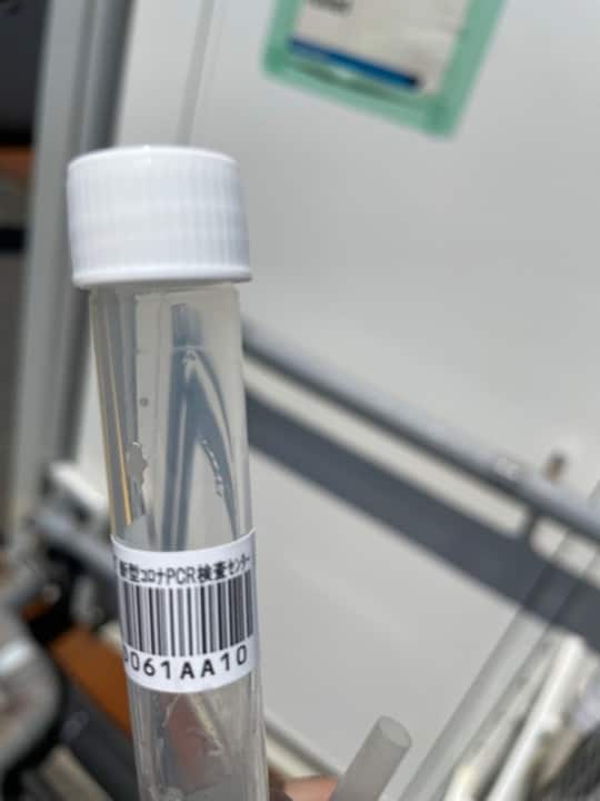   Le tube d'échantillon dans lequel il faut cracher chaque matin pour le test Corona