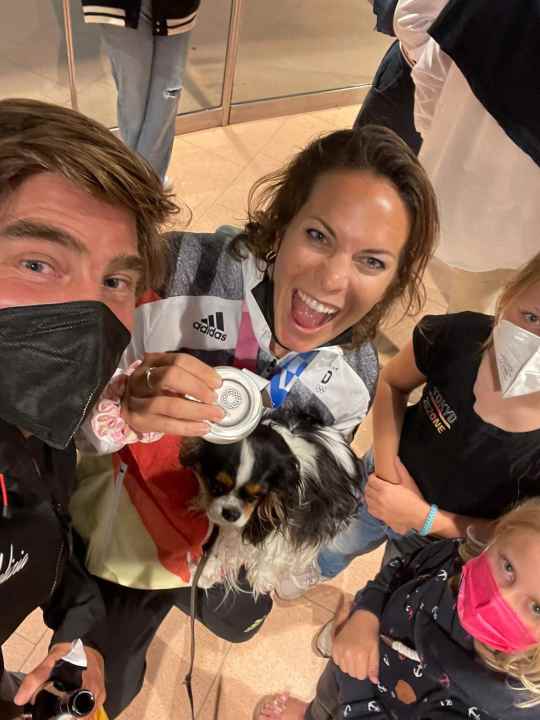   Boris Herrmann era tra i tanti fan che hanno salutato i vincitori delle Olimpiadi della vela tedesche al loro ritorno all'aeroporto di Amburgo. Qui si può vedere la stella del Vendée Globe con Sanni Beucke e il suo cane Lilly