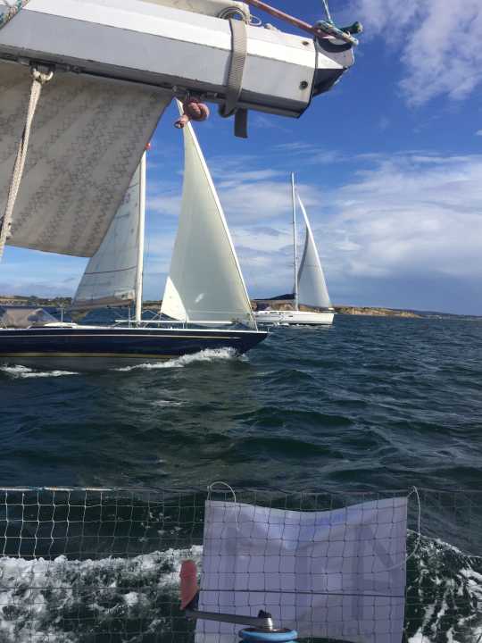   Au départ, les bateaux sont encore à égalité