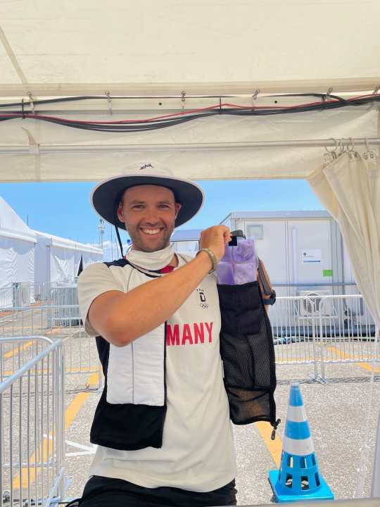  Philipp Buhl avant le début de sa deuxième régate olympique au large d'Enoshima : les packs de glace dans son gilet de voile n'étaient pas destinés à calmer le feu dans son cœur, mais à le rafraîchir face aux températures élevées dans la zone olympique japonaise.