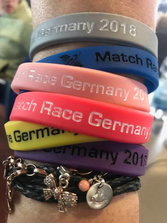   Une tradition dans le Match Race Germany qui rappelle de nombreux moments forts en 25 ans d'histoire : les bracelets colorés pour le poignet.