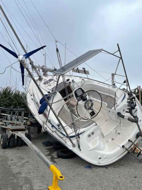   Im französischen Dunkerque riss der Sturm eine Bavaria 30 vom Lagerbock
