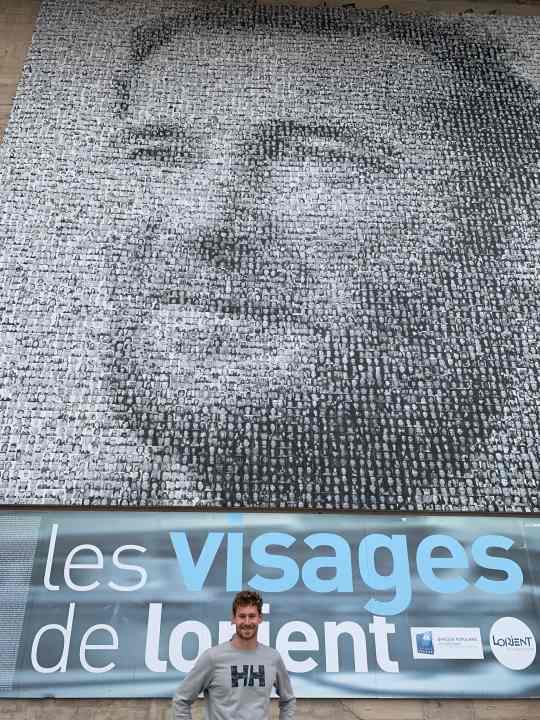   Dieses Bild von Lennart Burke vor dem Konterfei Eric Tabarlys und der französischen Segel-Kampagne "Les Visages de Lorient – Die Gesichter Lorients" entstand 2020. Damals bereitete sich Boris Herrmann auf seine Vendée-Globe-Premiere vor, und Lennart Burke zählte zu den neuen hungrigen Mini-Seglern, die in Lorient für den Aufstieg ackerten