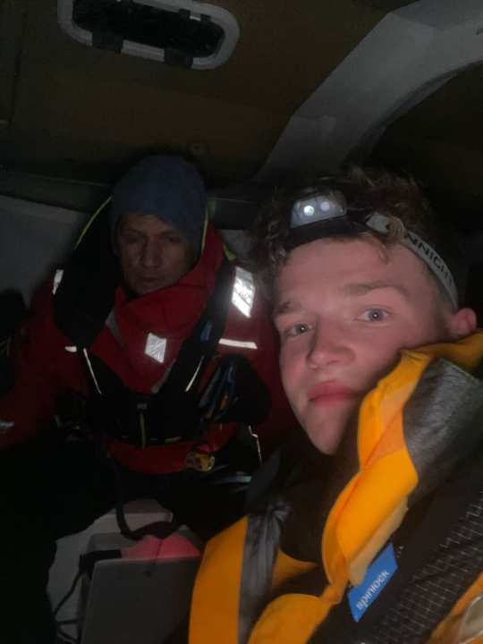   Waiting for the rescuers: Skipper Melwin Fink and Marc Menzebach below deck
