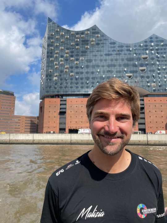   Boris Herrmann chez lui à Hambourg lors d'une croisière sur l'Elbe avec des amis devant l'"Elphi". Le cinquième du Vendée Globe a donné le tempo avec la campagne double de Team Malizia. Son nouvel Imoca sera baptisé cet été, avant de participer à la Route du Rhum comme Meilhat, puis d'aborder The Ocean Race au sein de l'équipe.