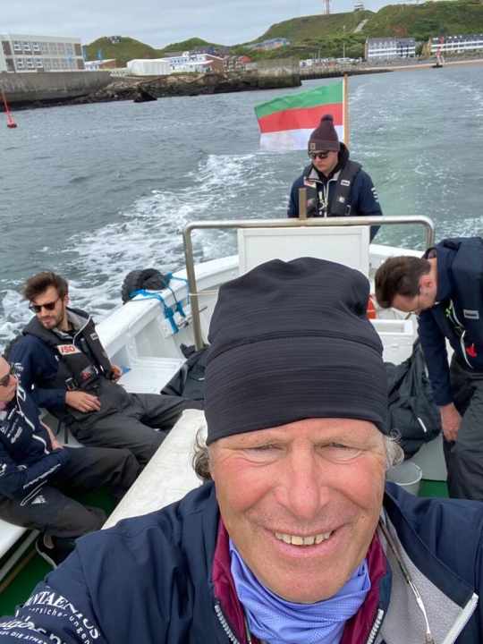 Wettfahrtleiter Albert Schweizer und sein Team im Nordseewoche-Einsatz vor Helgoland