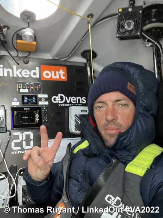  Thomas Ruyant vi saluta da bordo del suo "LinkedOut".