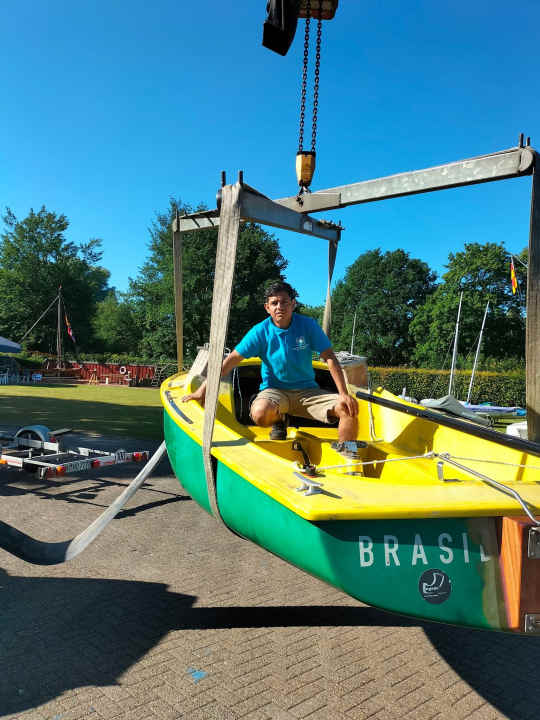   Un coup d'œil sur le "Brasil", qui est encore suspendu à la grue avec ses foils.