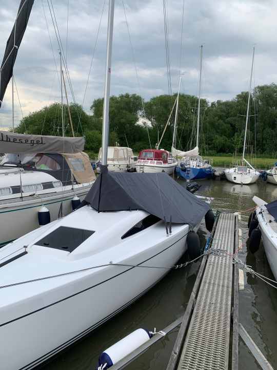 Une bonne solution pour les bateaux en plastique : un taud partiel protège l'accastillage et les cordages ainsi que la grand-voile et les revêtements du cockpit et peut être monté et démonté en quelques minutes seulement.