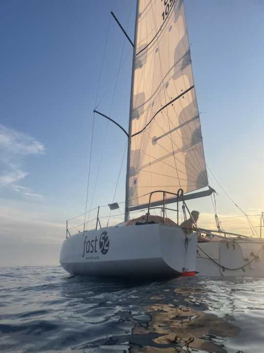 Geschafft: Nach dem Einkranen und Maststellen konnte Fink das Boot gestern sogar schon probesegeln