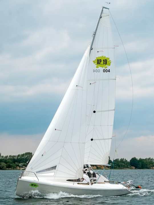 Le XP 19 navigue avec agilité et dispose d'une grande surface de voile