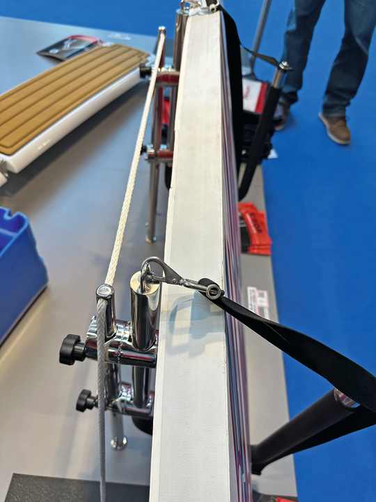 Le staffe in acciaio inox sono fissate con due viti a testa tonda e possono essere ripiegate tra i supporti della ringhiera quando non vengono utilizzate.