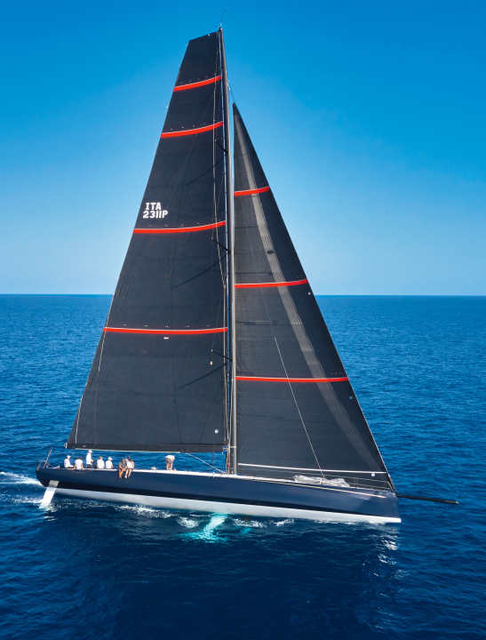 Das über 30 Meter hohe Carbonrigg ist ein echtes Hightech-Kunstwerk. Als Wanten stehen profilierte Stäbe aus Kohlefaser