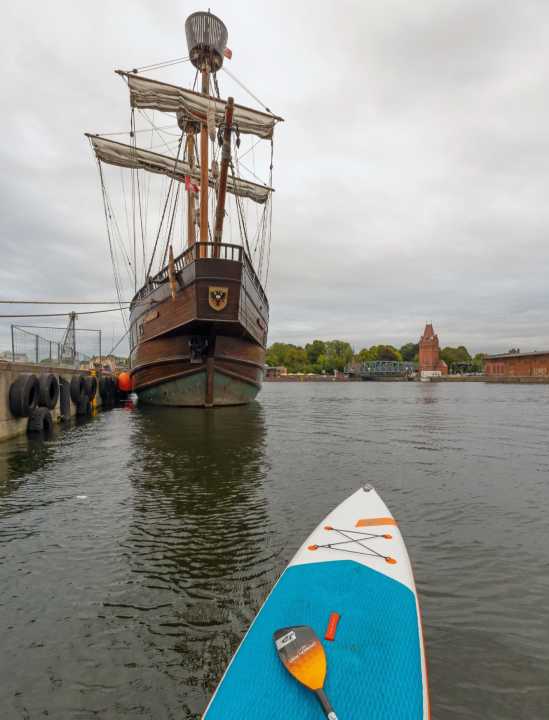 In front of the Lisa von Lübeck on the Untertrave, or is it the pirate ship Black Pearl from "Pirates of the Caribbean"?