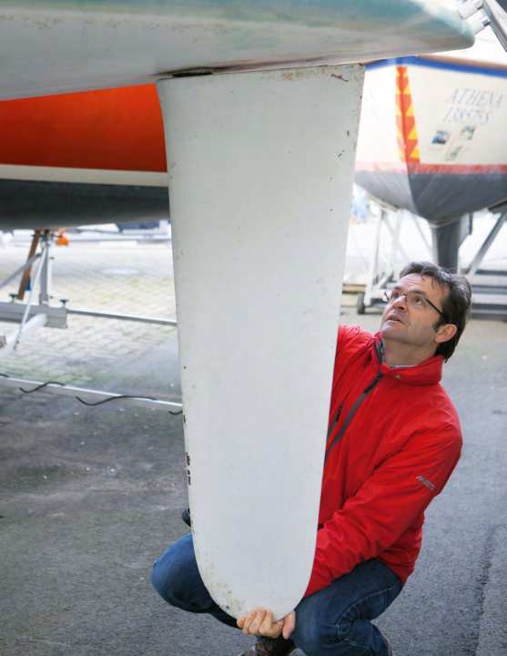 Gutachter Gräfer bei der Arbeit. Neben der Substanz des Blatts prüft er auch die Lagerung