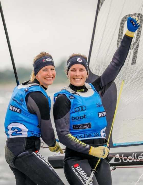   Tina Lutz e Susann Beucke festeggiano la medaglia d'argento della Settimana di Kiel