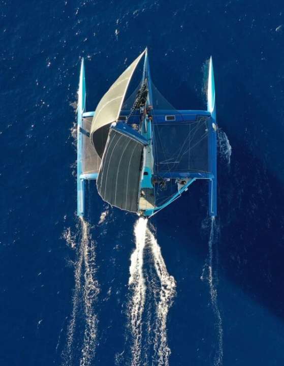   Le "PowerPlay" vu d'en haut : Le MOD70 de Peter Cunningham peut-il reprendre à sa rivale "Argo", dans le sprint final, l'avance qu'elle avait auparavant prise pendant plusieurs jours ?