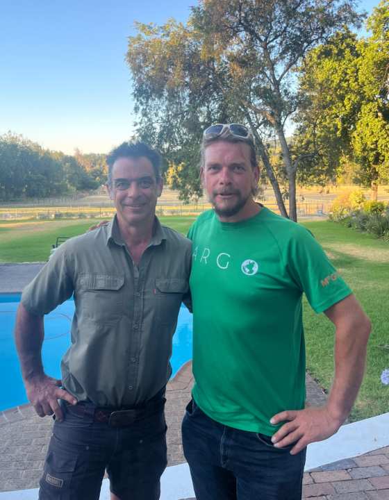 In Kapstadt trifft Christian Sauer auf Profisegler Tony Kolb, der sich beim Volvo Ocean Race und Americas Cup einen Namen gemacht hat.