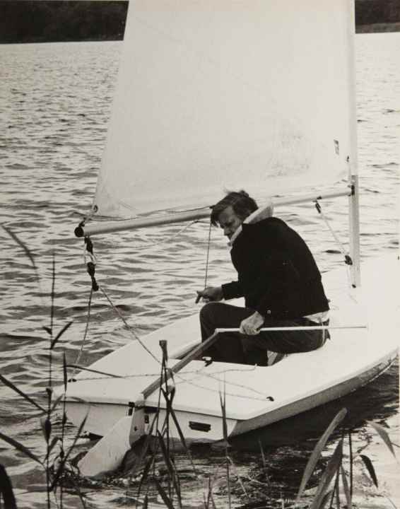   Schmidt préférait naviguer en conger. Il appelait le laser "la planche à repasser".