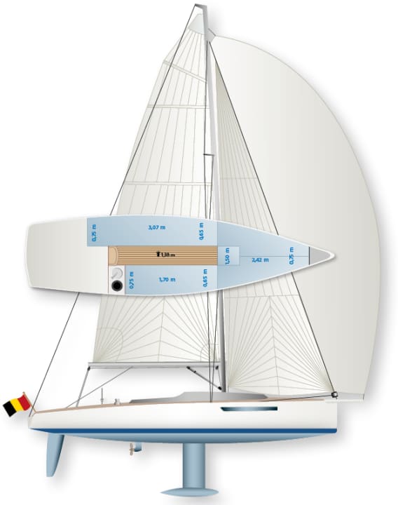 La grand-voile domine le plan de voilure. On regrette d'autant plus l'absence d'un solide pataras.