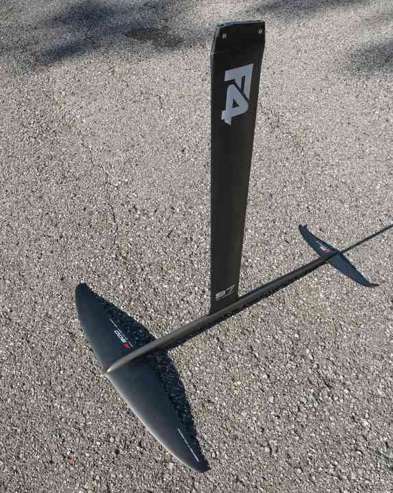 Das Foil wirkt besonders steif, die Verbindungen sind solide verschraubt. Das sorgt für ein kontrolliertes Flugverhalten.