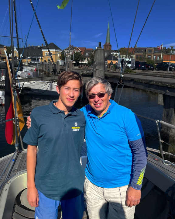 Padre e figlio alla Vegvisir Race: Axel Pachmann e il figlio quindicenne Reuben (il più giovane partecipante) sono stati doppiamente felici del loro arrivo a Nyborg dopo 70 miglia nautiche: il loro Luffe 44 "Miss Flink" apparteneva in precedenza a una famiglia del porto di origine della Vegvisir Race.