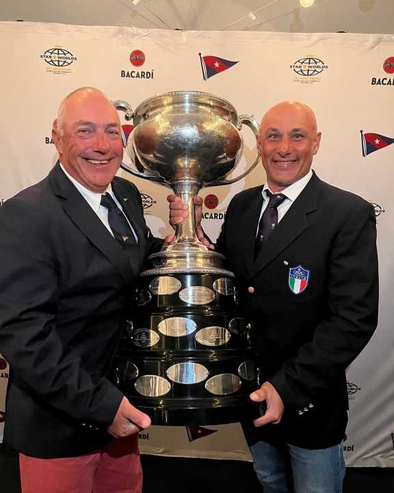 I nuovi campioni del mondo Diego Negri e "Ciccio" Lambertenghi con uno dei trofei più leggendari del mondo della vela