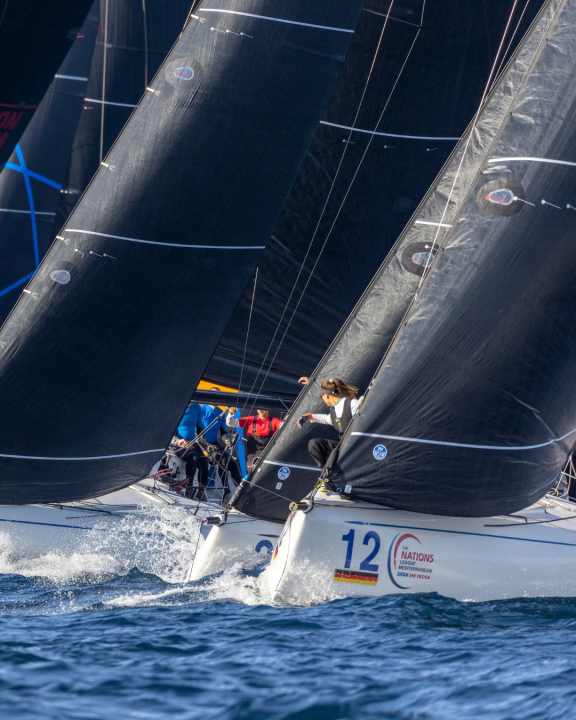 Anche la velista della "Dea" Alexandra Lauber tiene d'occhio la competizione sul castello di prua.