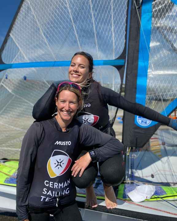   A la troisième tentative, enfin aux Jeux Olympiques ? Avec douze points d'avance sur Vicky Jurczok/Anika Lorenz, la situation de départ n'a jamais été aussi bonne pour les navigatrices de 49er Tina Lutz et Susann Beucke avant le début des courses pour les athlètes olympiques le 10 septembre. Cette fois, ce sont elles qui veulent décrocher leur billet pour les Jeux olympiques