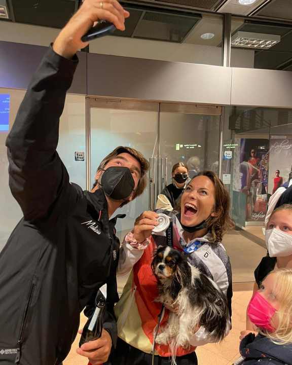   On his return from the Olympic Games in Japan, circumnavigator Boris Herrmann also welcomed and celebrated 49erFX silver medallist Susann Beucke at Hamburg airport. After sailing together in the past, they are now sailing on the same boat again at Kieler Woche