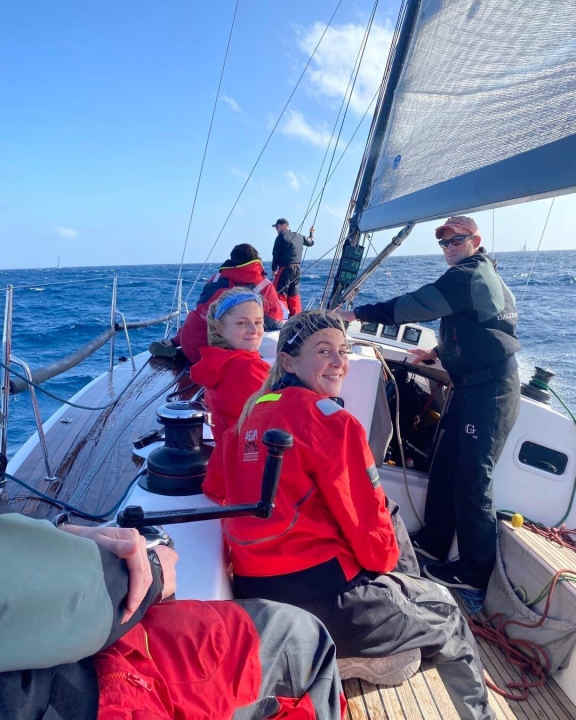   Avant le départ de la Transat, on pouvait voir sur de nombreux bateaux, comme ici à bord du J/122E "Juno", de jeunes navigateurs qui réalisaient leur rêve de traverser la Transat.