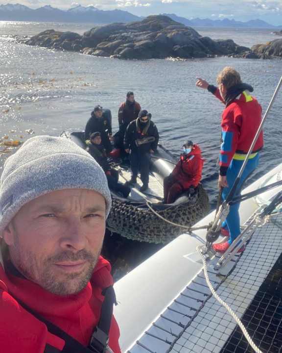   Skipper Romain Pillard hält diesen Moment mit den Rettern selbst fest