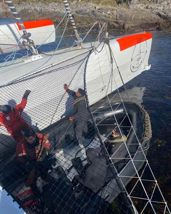   Auf diesem Bild gut zu sehen: der Bugschaden der "Use it again!". Eine genaue Schadensbilanz kann die Crew erst nach gründlicher Untersuchung in Ushuaia ermitteln
