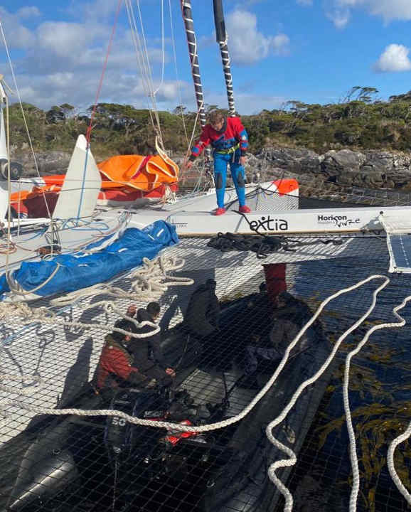  Istantanea dell'operazione di salvataggio della marina cilena che ha aiutato a trainare il trimarano incagliato fuori dalla sua prigione rocciosa