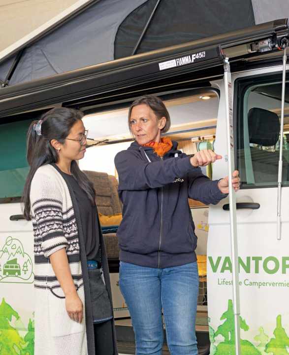During the briefing, all the functions of the vehicle are shown both inside and out.