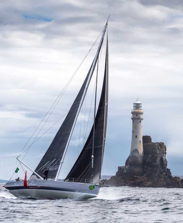   Boris Herrmann con "Malizia 2 - Yacht Club de Monaco" davanti allo scoglio del Fastnet