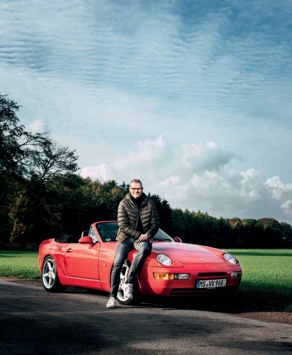 Für Stefan Schröder ist eines ganz klar: Sein roter Porsche 968 ist auf alle Fälle der Schönste des Trios.
