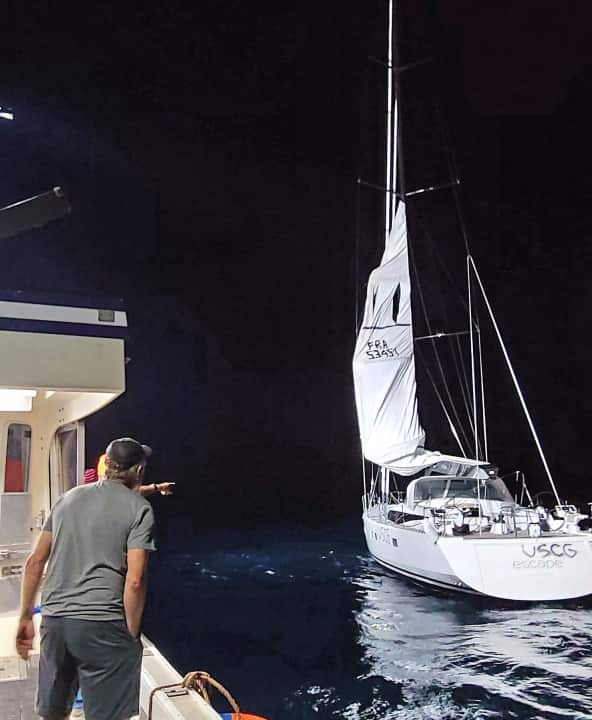 Lo yacht, abbandonato dopo il salvataggio dell'equipaggio, è stato successivamente cercato da una società di recupero e ha navigato fino alla costa.