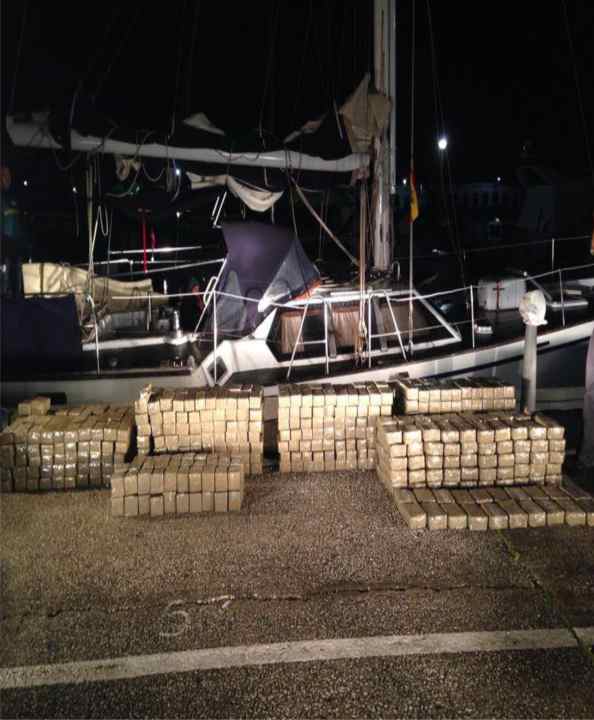   Un grosso bottino: circa una tonnellata di hashish è stata sequestrata sulla "Lady Blue".