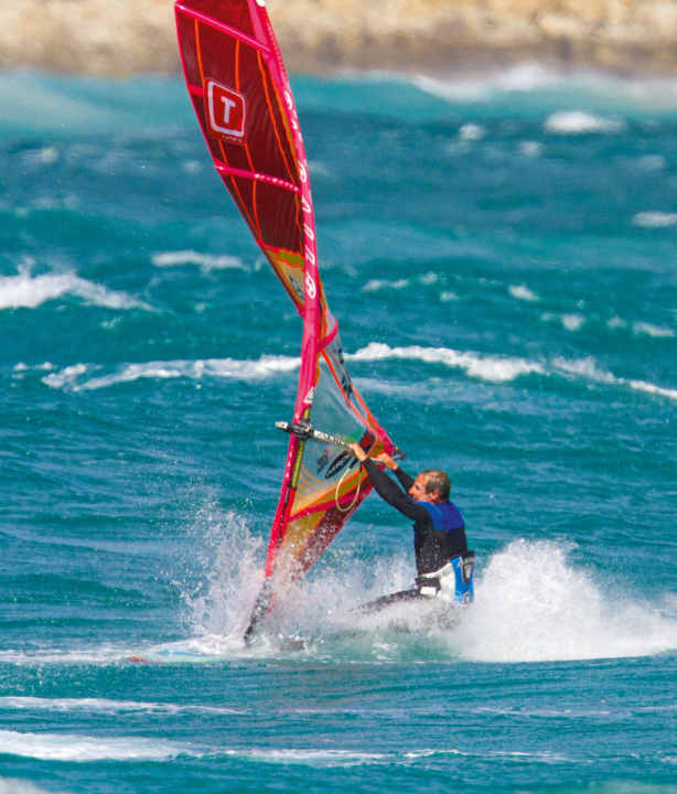 So ein Mast muss sich im Extremfall ganz schön biegen. Das leidige Thema der Biegekurve hat damit allerdings nichts zu tun.