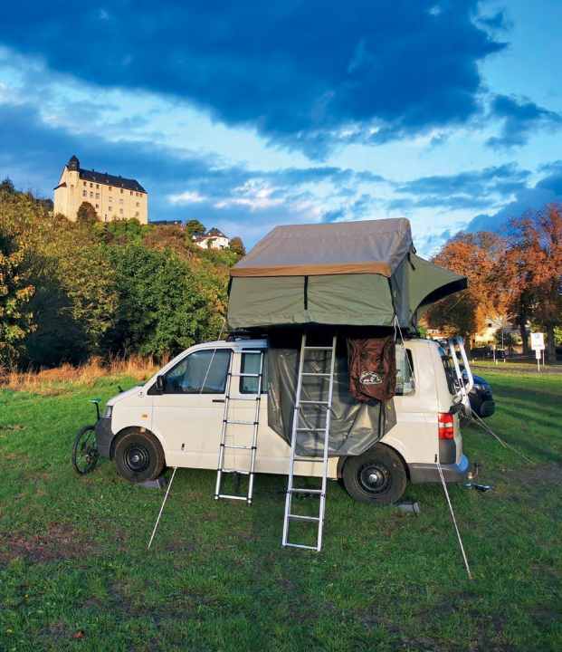 Campingplatz direkt am Fluss, unterhalb der Staustufe in Runkel.