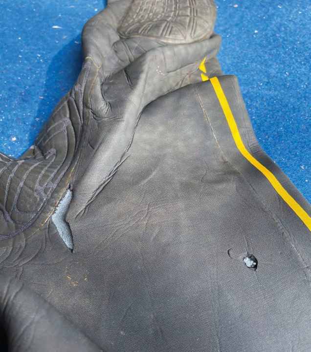 Not an uncommon sight: An old smooth-skin neoprene with holes. Small holes can often be sealed with neoprene glue - larger holes (especially in areas subject to heavy wear, such as the crotch) are an exclusion criterion when buying second-hand winter neoprene.