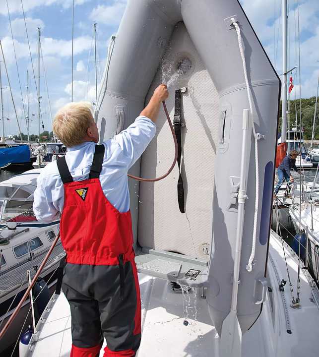 Le sable entre les tuyaux et le sol doit être enlevé