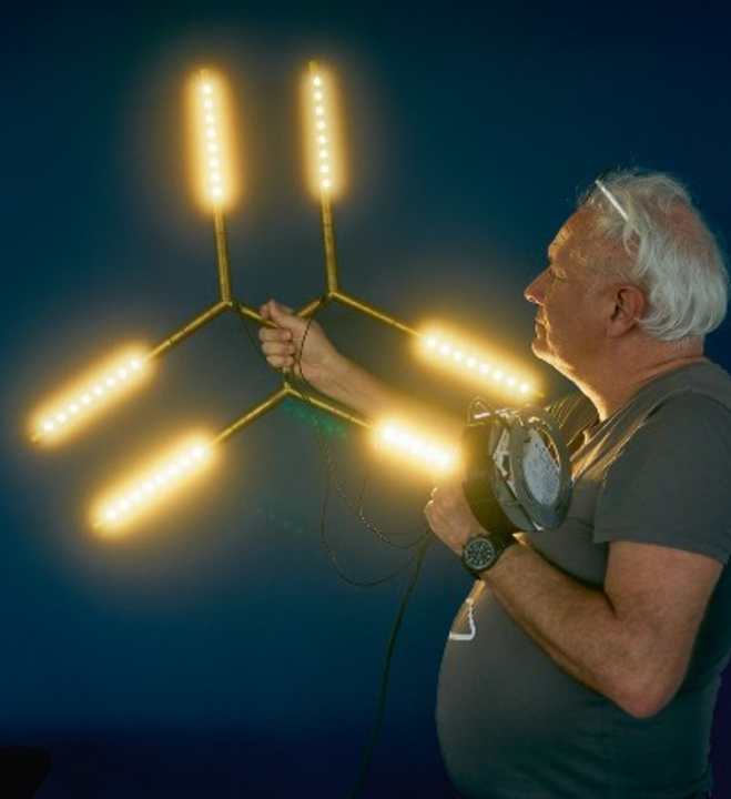 Ulf Möller mit einer der von ihm designten Leuchten: der TECNOLUMEN Polarstern