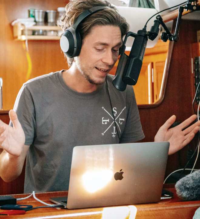 Alexander Arnold lebt und segelt mit seiner Partnerin Mandy Entken seit vier Jahren an Bord auf dem Mittelmeer und berichtet davon im Youtube-Kanal „See the little things“