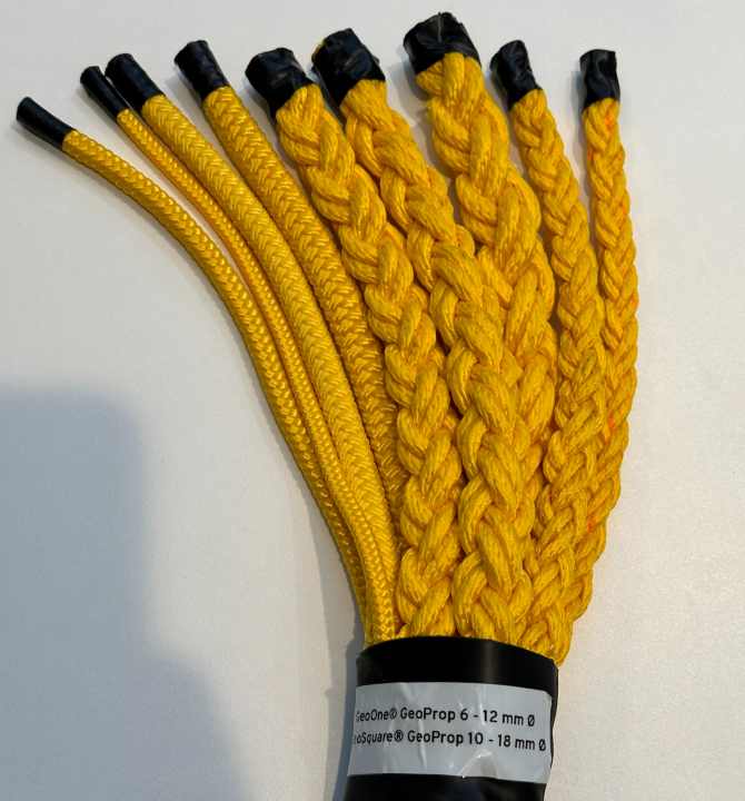 Floating towing and mooring lines. Squarelines in the bundle on the right