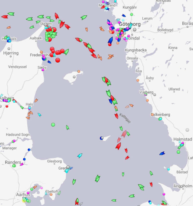   Anhand der AIS-Signale wird das hohe Verkehrsaufkommen rund um Skagen und auf der Route T deutlich. Mit der neuen Route S dürften in Zukunft mehr Frachter unter Land laufen