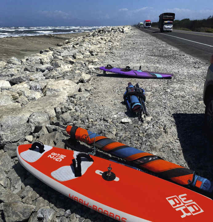 Auf der Suche nach Alternativspots: Aufriggen auf dem Seitenstreifen wie hier in Salamanca. Wahrscheinlich nicht jedermanns Ding.