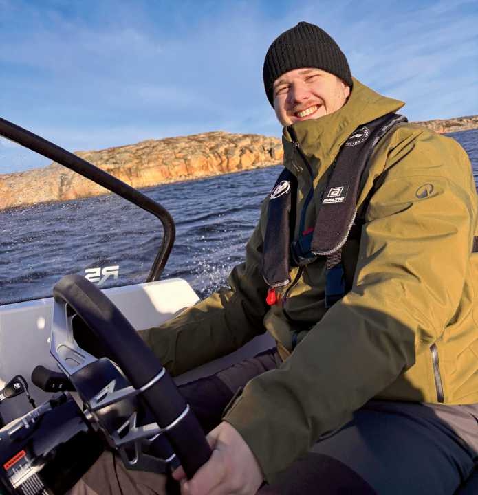 Volontär David Ingelfinger (Foto) bei seinem ersten BOOTE-Test mit Testchef Ole Puls.